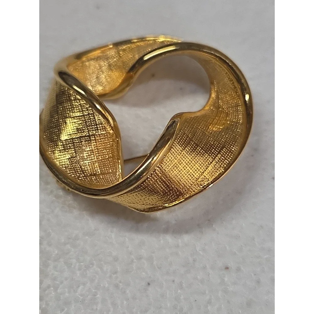 Vintage Napier Gold Tone Abstract Swirl Brooch Textured Modernist Pin Signed
